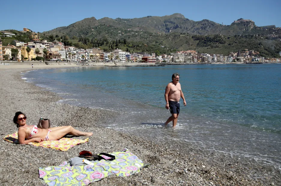 Lidé na pláži na sicilské Taormině