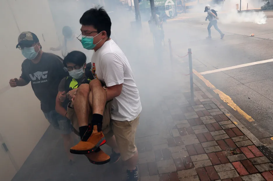 Demonstrace v Hongkongu, policie nasadila slzný plyn