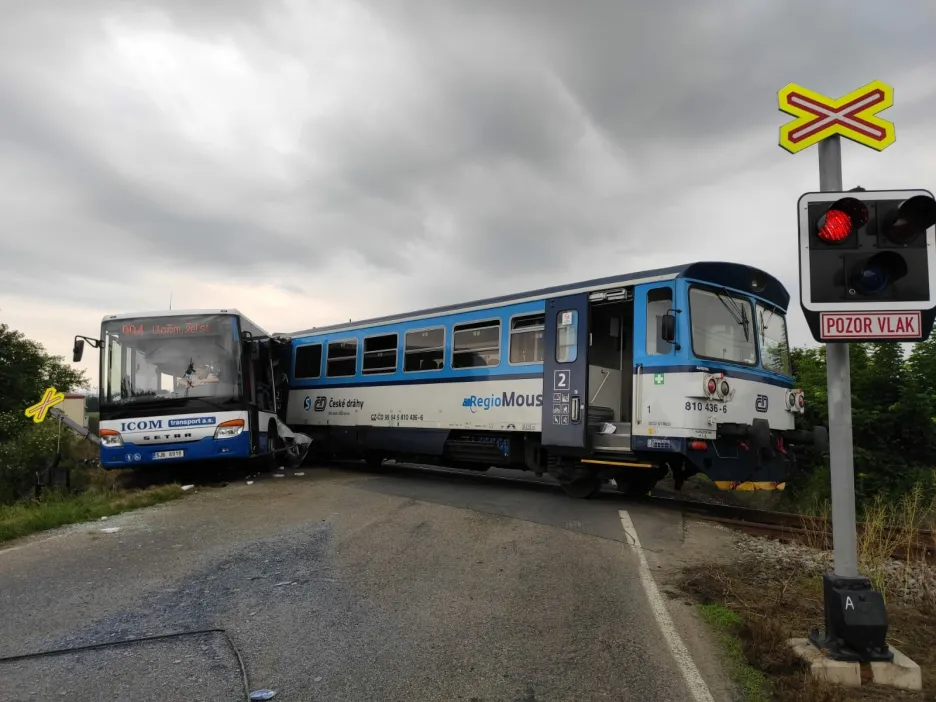 Srážka vlaku s autobusem na Benešovsku