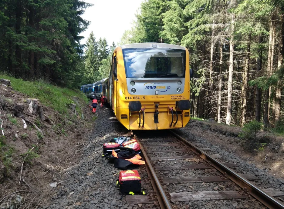 U Perninku na Karlovarsku se čelně srazily dva osobní vlaky