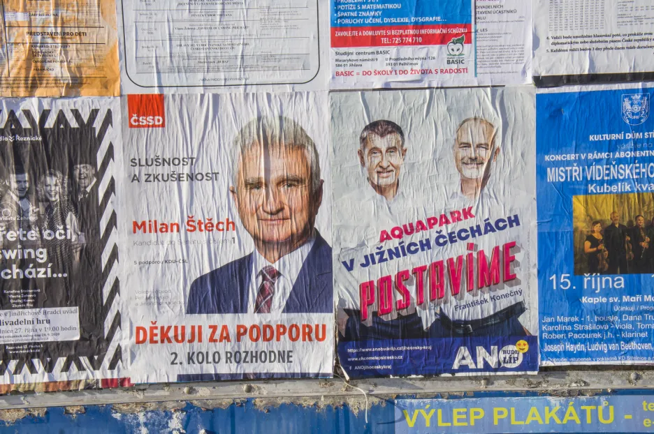 Volební plakáty ČSSD a ANO