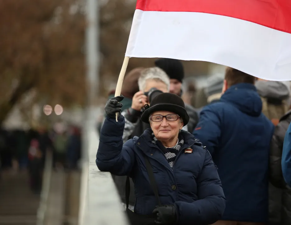 Protesty v Bělorusku 8. listopadu 2020. Proti nim zasahují policisté i lidé bez jakékoliv identifikace