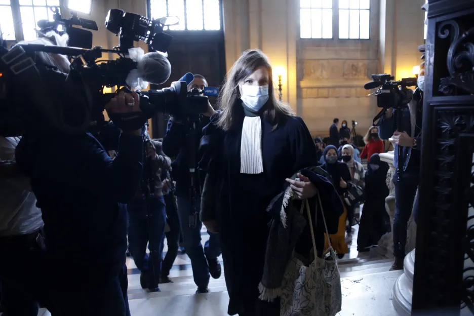 Chazzaního obhájkyně Sarah Maugerová-Poliaková přichází k soudu v Paříži