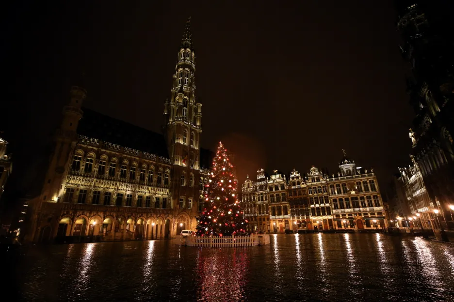 V Belgii stále platí noční zákaz vycházení. Na snímku pusté náměstí v Bruselu
