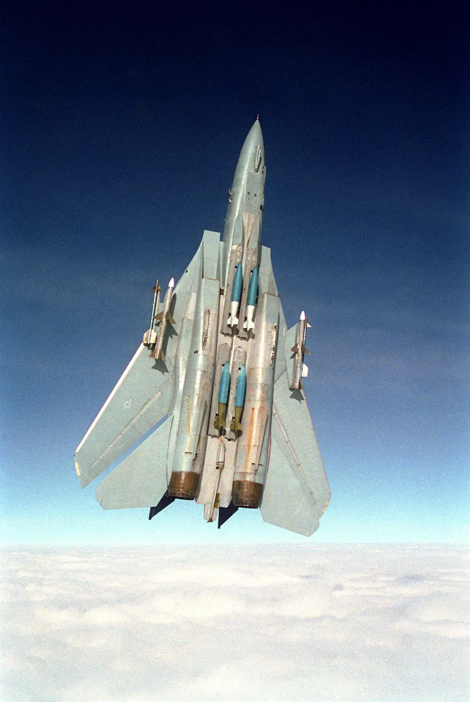 F-14 ve svislém stoupání při vysoké rychlosti a křídlech automaticky nastavených na nejvyšší šípovitost