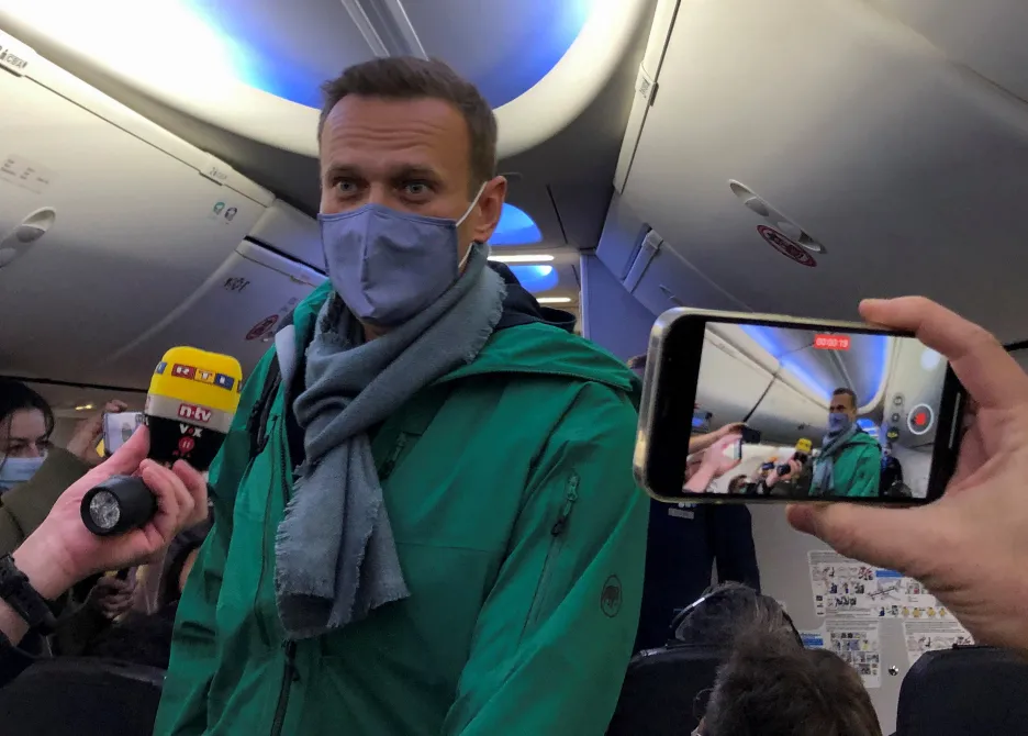 Alexej Navalnyj na palubě letedla mířícího do Moskvy