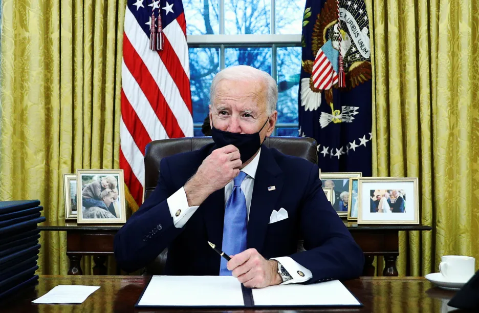 Joe Biden v Oválné pracovně
