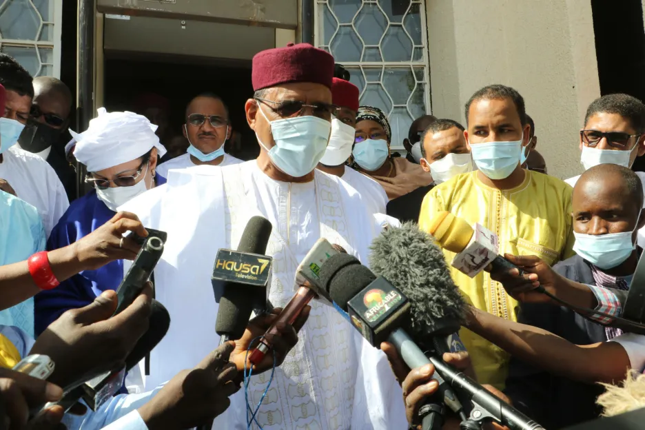 Nigerijský prezidentský kandidát Mohamed Bazoum hovoří k médiím