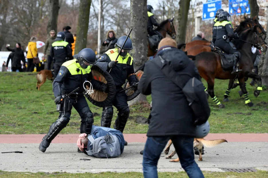 Zásah policie proti demonstraci v Haagu