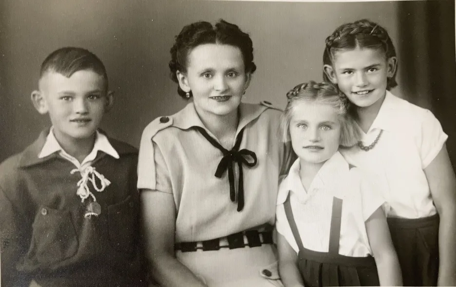 Marta Dostálová (vpravo) s maminkou a mladšími sourozenci (1952)