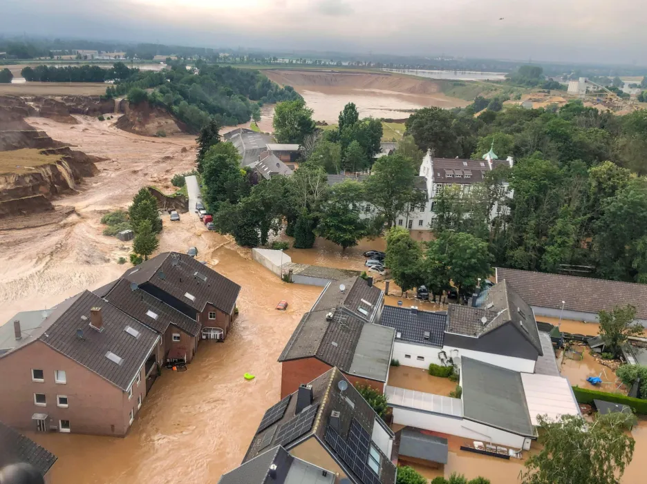 Extrémní záplavy na západě Evropy mají na svědomí lidské životy i obří materiální škody