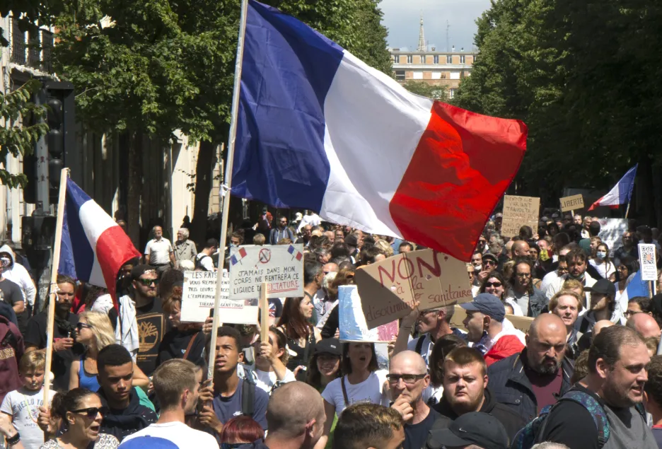 Protest proti covid pasům ve Francii