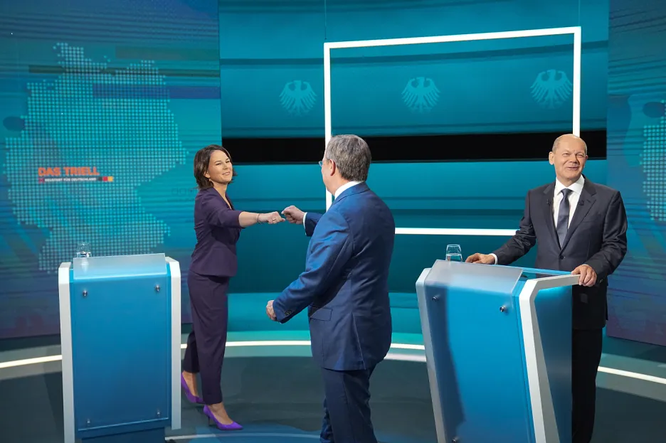 Baerbocková, Scholz a Laschet (zleva) před televizní debatou