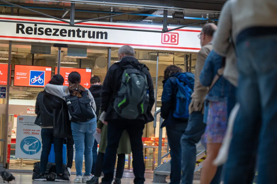 Fronta před kanceláří DB na hlavním nádraží v Mnichově