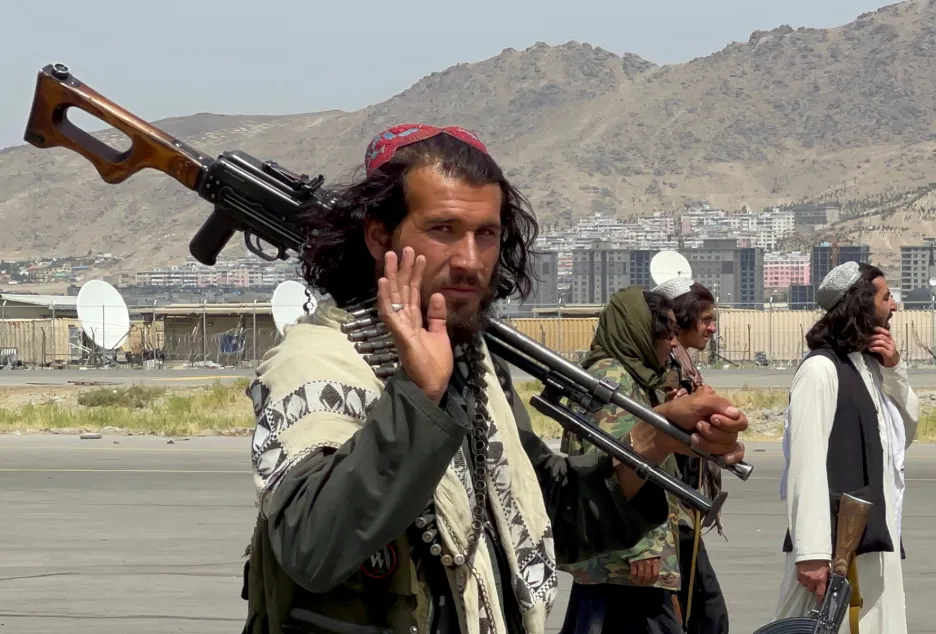Členové Talibanu dohlíží na pořádek na letišti v Kábulu