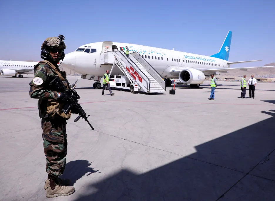 Bojovník Talibanu na letišti v Kábulu