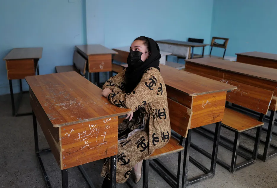 Po nástupu Talibanu se afghánské dívky a ženy se zoufale snaží vrátit do práce a do škol. Náboženské hnutí zvažuje, jak to udělat v souladu s islámským právem. S řešením situace ale nepřichází 