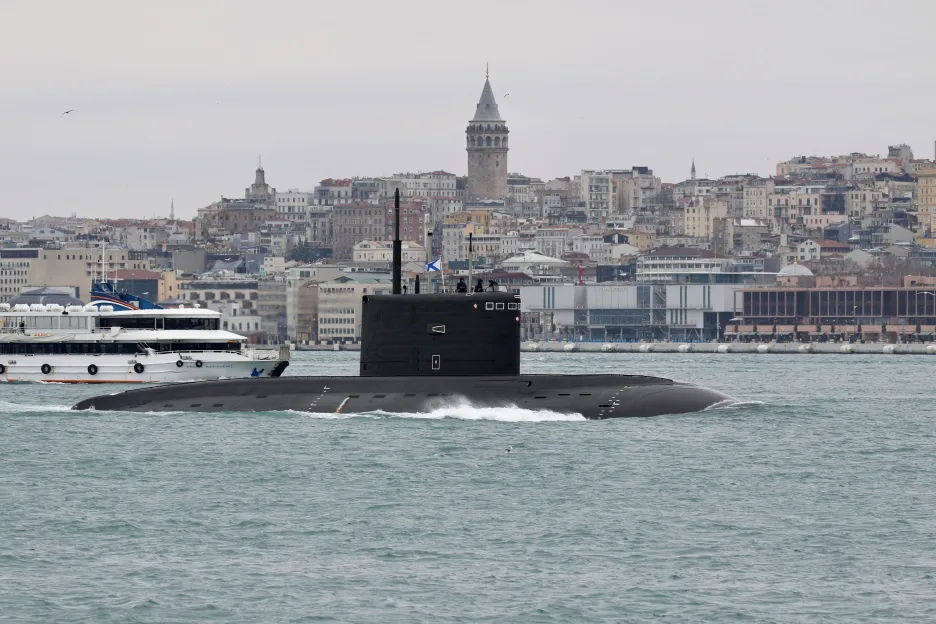 Das russische U-Boot Rostow am Don segelt am 13. Februar 2022 über den Bosporus ins Schwarze Meer