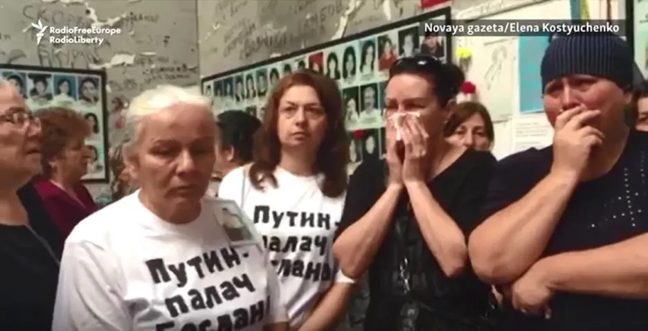 Protest matek zabitých školáků v Beslanu