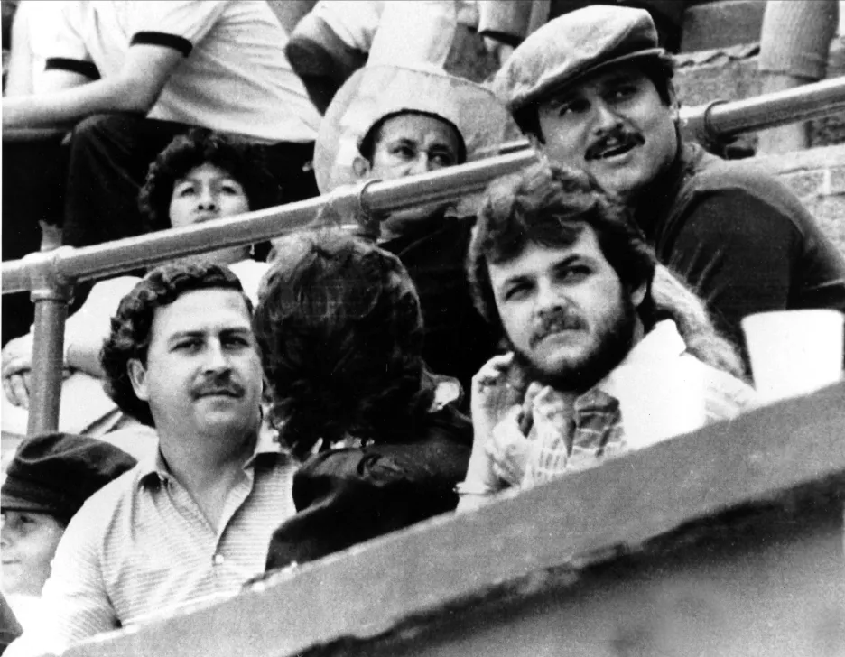 Pablo Escobar (vlevo) v aréně na býčích zápasech v Medellinu (foto z roku 1984)