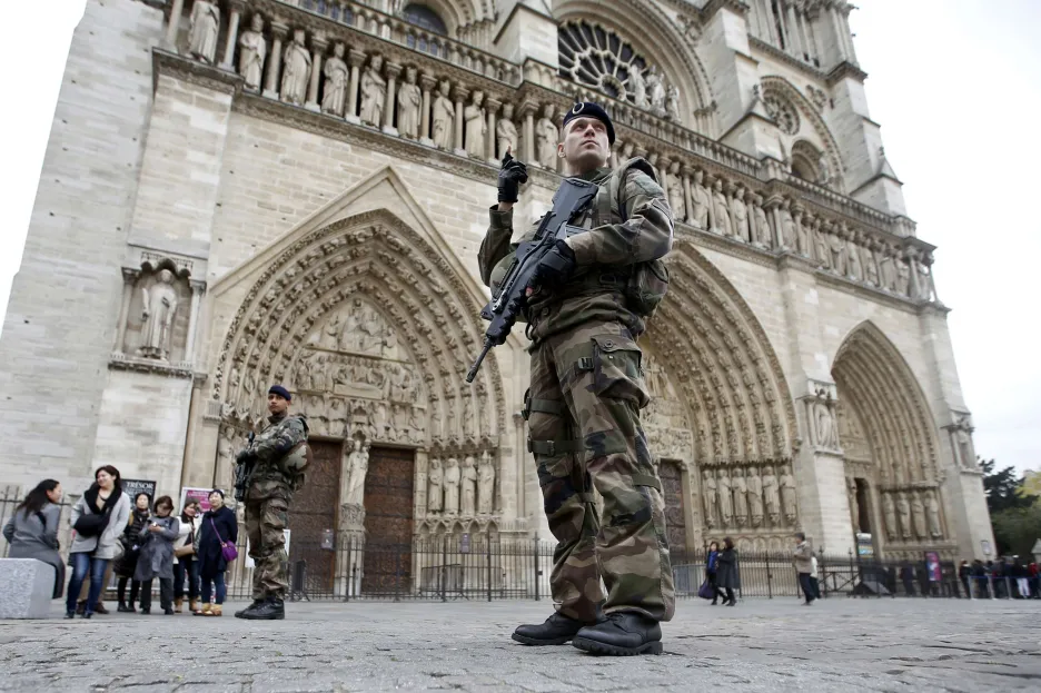 Voják před katedrálou Notre Dame