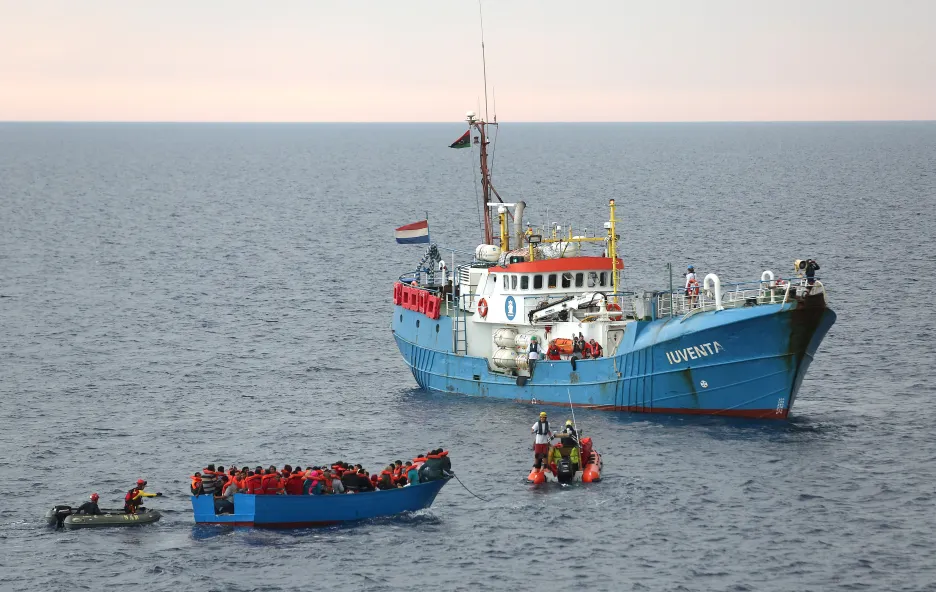 Jugend Rettet během záchranné akce ve Středozemním moři