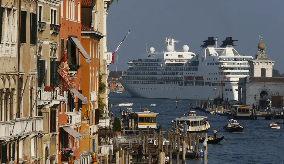 Výletní loď proplouvající Benátskou lagunou