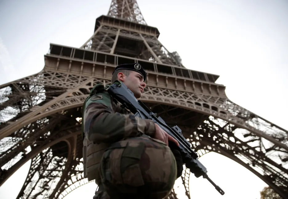 Francouzský voják před Eiffelovou věží