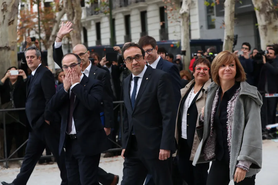 Sesazení členové katalánské vlády dorazili k soudu