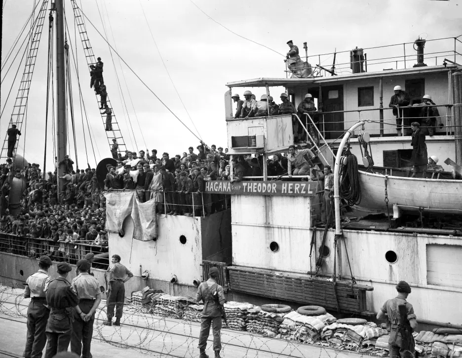 Židovští imigranti mířící v roce 1947 do Haify