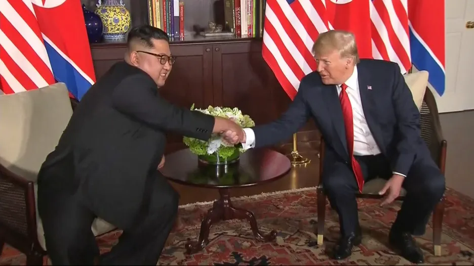 Kim Čong-un s Donaldem Trumpem při setkání v Singapuru