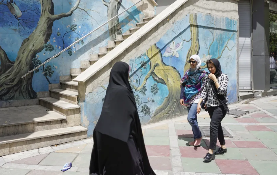 Některé žen se v Íránu zahalují méně, jiné více