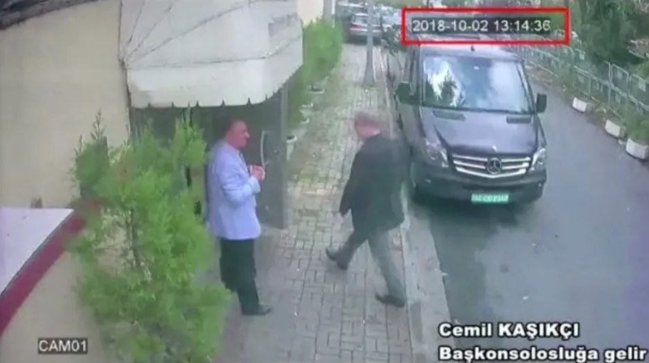 Záběr z bezpečnostní kamery, na kterém Chášakdží vchází 2. října na konzulát
