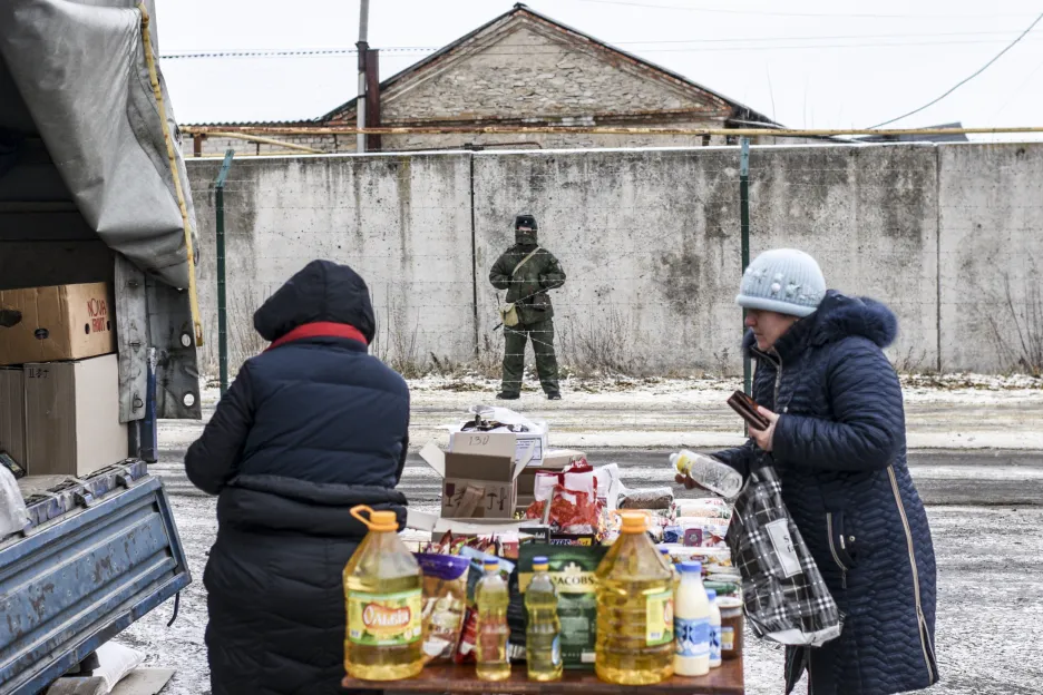 Ruský pohraničník ve východoukrajinské obci Milove