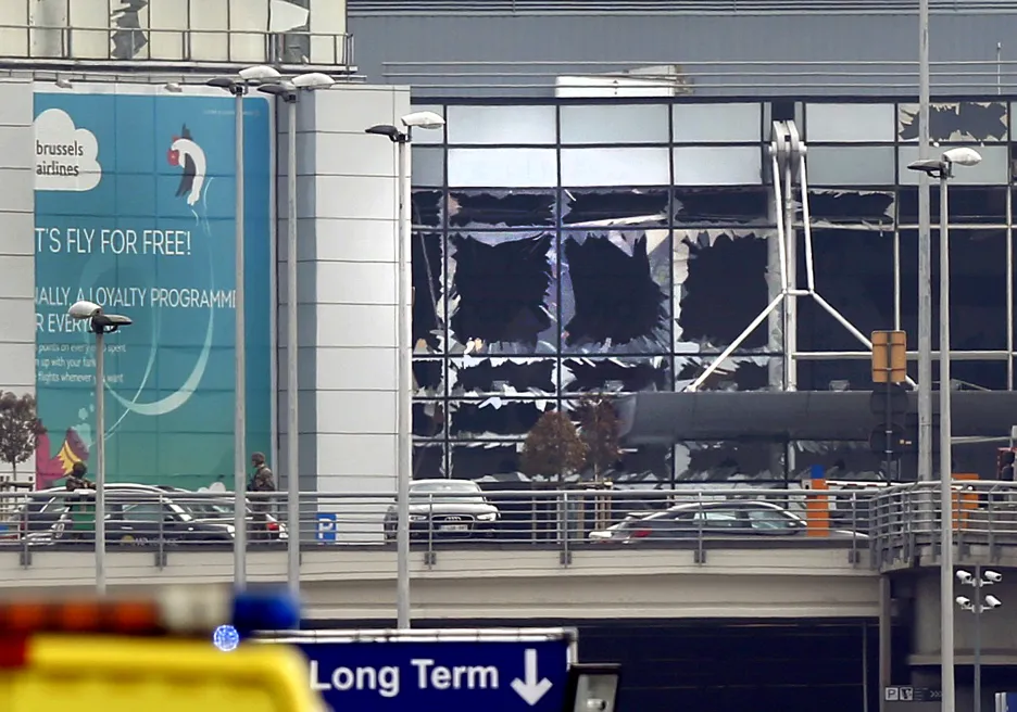 Prosklená okna po explozích na letišti Zaventem