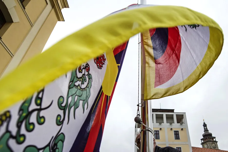 Vlajka Tibetu vyvěšená v pátek 10. března 2017 před hejtmanstvím v Hradci Králové