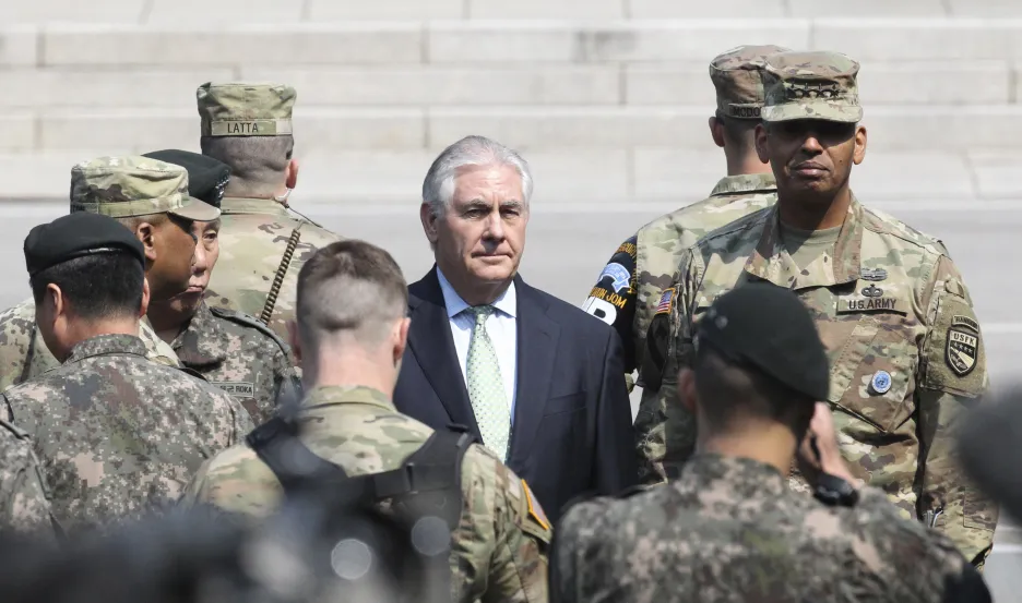 Šéf americké diplomacie při návštěvě vojenských jednotek v Panmundžomu na hranici mezi Severní a Jižní Koreou