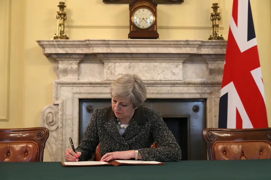 Theresa Mayová podepisuje dopis požadující po EU spuštění Článku 50 