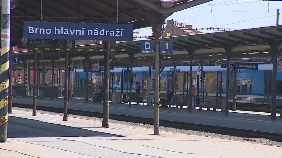 Nástupiště na hlavním nádraží v Brně osiří