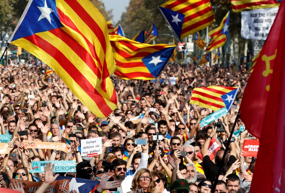 Demonstranti za nezávislost Katalánska v ulicích Barcelony