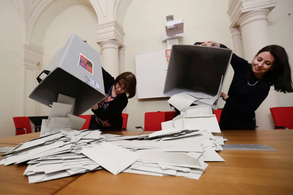 Otevírání volebních uren v Praze
