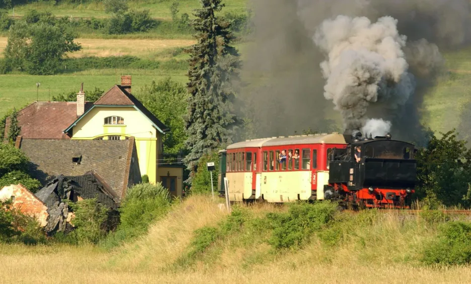 Historický vlak u obce Třemešná na Osoblažsku