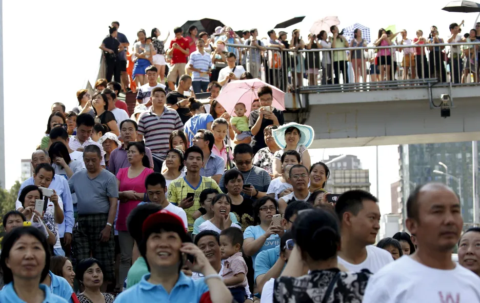 Lidé sledují oslavy konce druhé světové války v Pekingu
