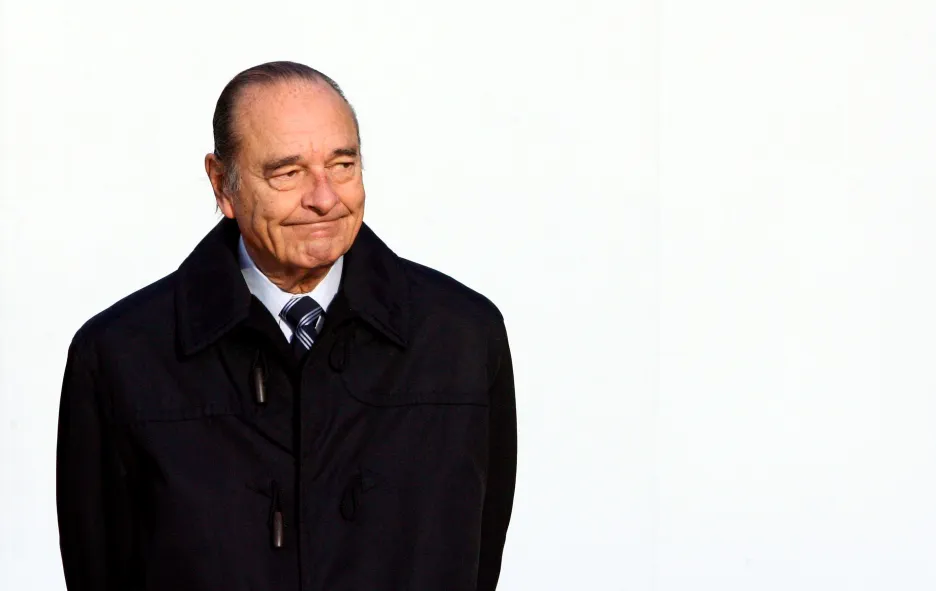 Chirac čeká před zahájením čtyřiadvacátého francouzskoafrického summitu na lídry afrických zemí v Cannes v roce 2007.