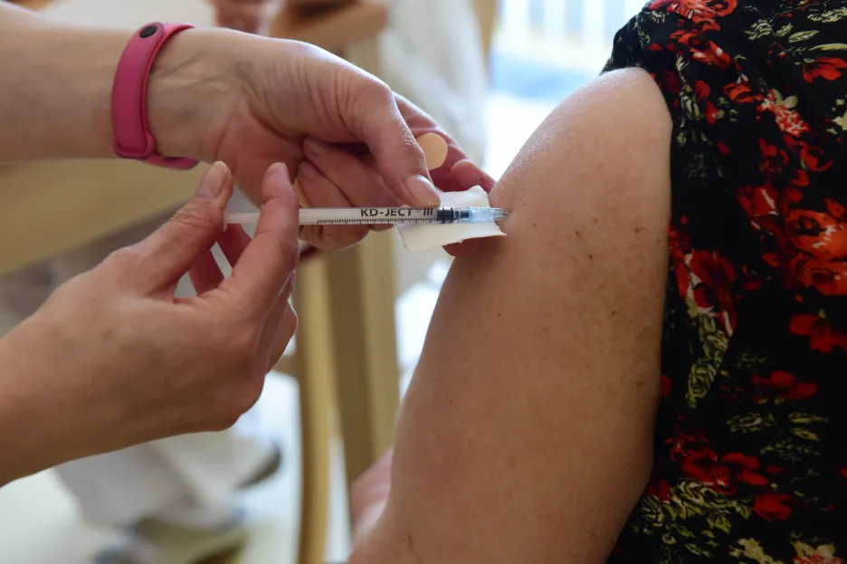

Vědci nabádají, aby se očkovalo podle věku, nikoliv povolání. Zachrání se tak víc životů


