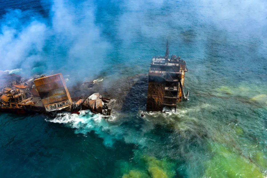 

U pobřeží Srí Lanky se potopila loď s chemikáliemi a plastem. Hrozí únik paliva

