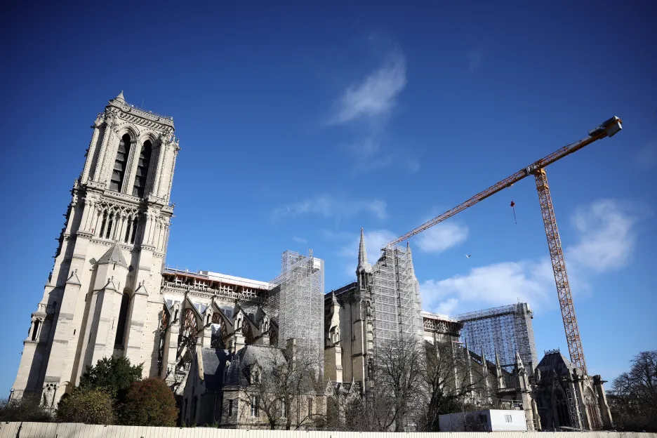 

Připravuje se přestavba interiéru vyhořelé Notre-Dame, kritici se obávají „křesťanského disneylandu“ 

