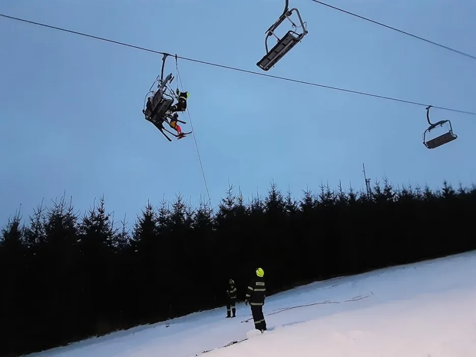 

U sjezdovky v Lukách nad Jihlavou se zasekla lanovka s 28 lyžaři, na zem je dostali hasiči

