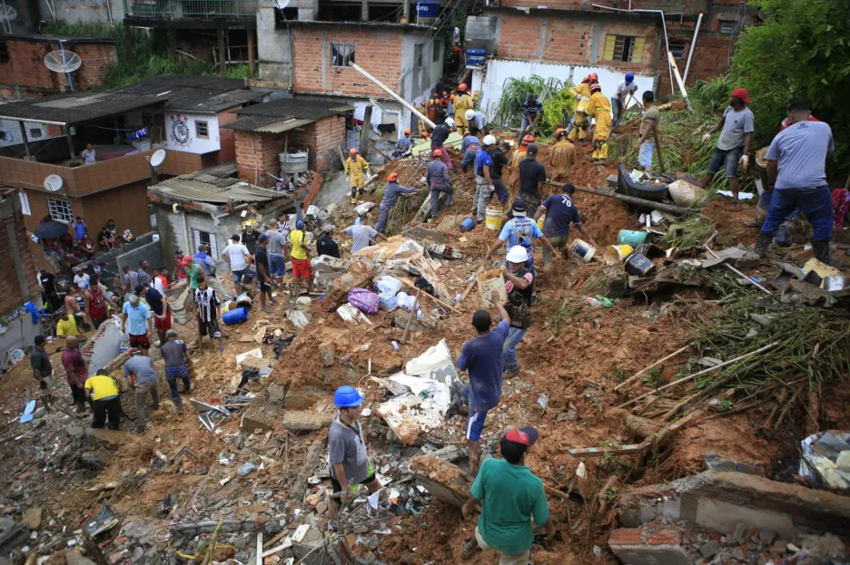 

Záplavy a sesuvy půdy mají v Brazílii nejméně 19 obětí, stovky lidí jsou bez domova


