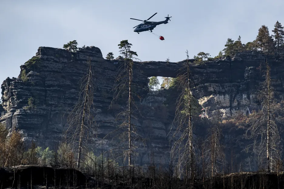 

V okolí Pravčické brány a Bouřňáku se opět objevila ohniska, na místě zůstává 120 hasičů

